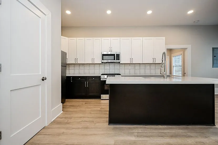 4 bed, 3.0 bath, 2120 sqft, $5,250 — Photo 3