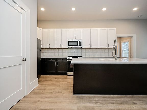3rd image of 616 Linwood Ave NE #B