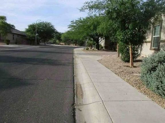 Exterior Neighborhood (street photo)