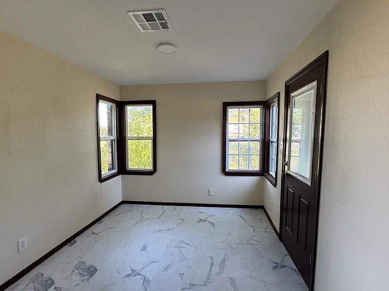 607 W Poplar St — Photo 2