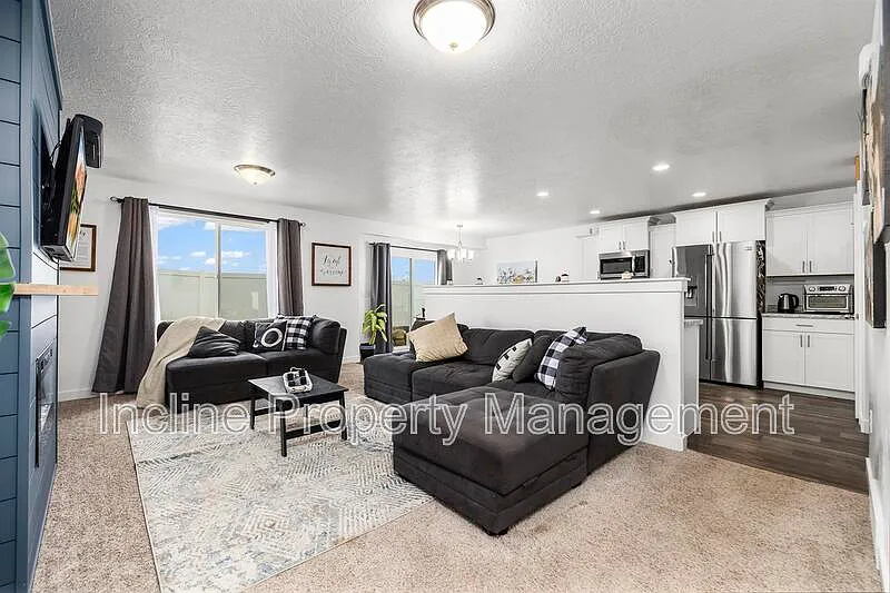 3 bed, 2.5 bath, 2326 sqft, $2,200 — Photo 4