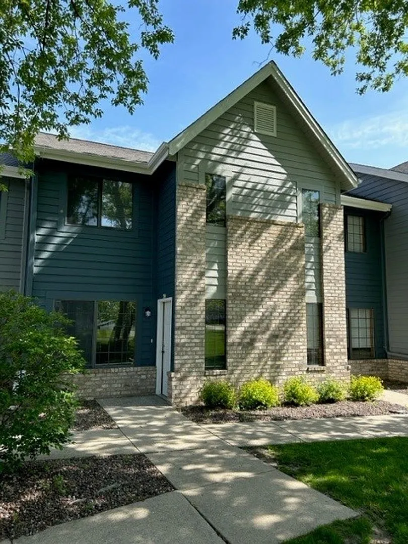 Lake Court Apartments — Photo 2