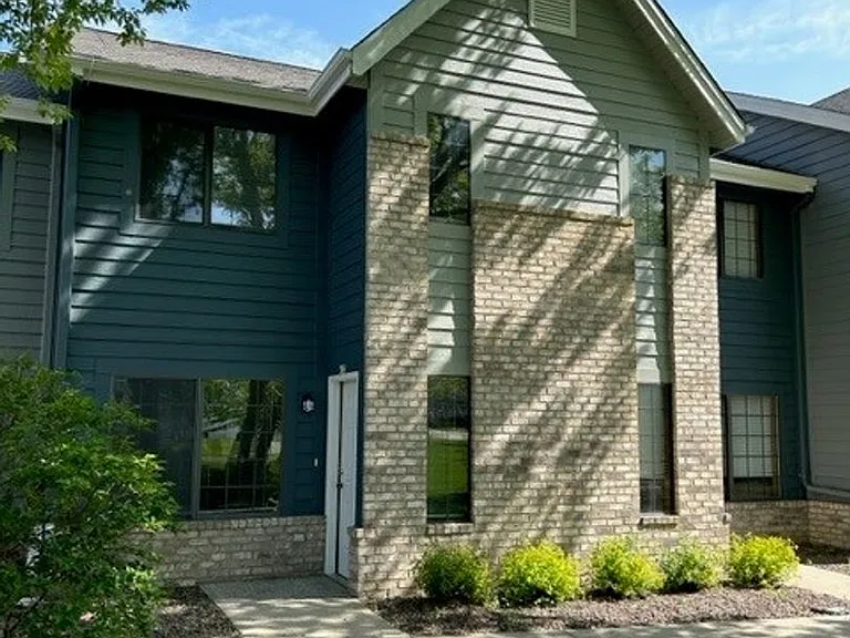 Lake Court Apartments — Photo 2