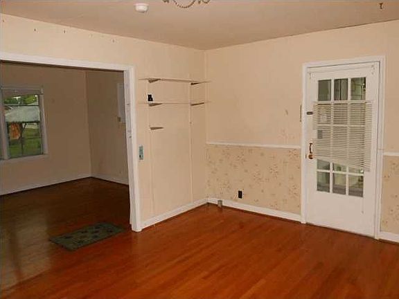 5th image of 209 W Walden Cir
