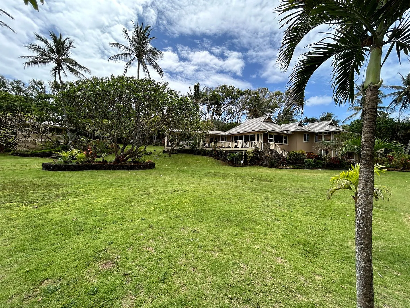 $2500 off 1st Months Rent!! Furnished 3 Bedroom 3 Bath Ocean View Home — Photo 3