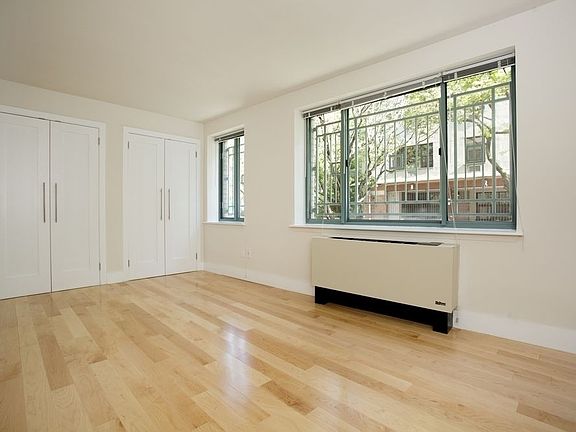 3rd image of 100 Jane St Ph E