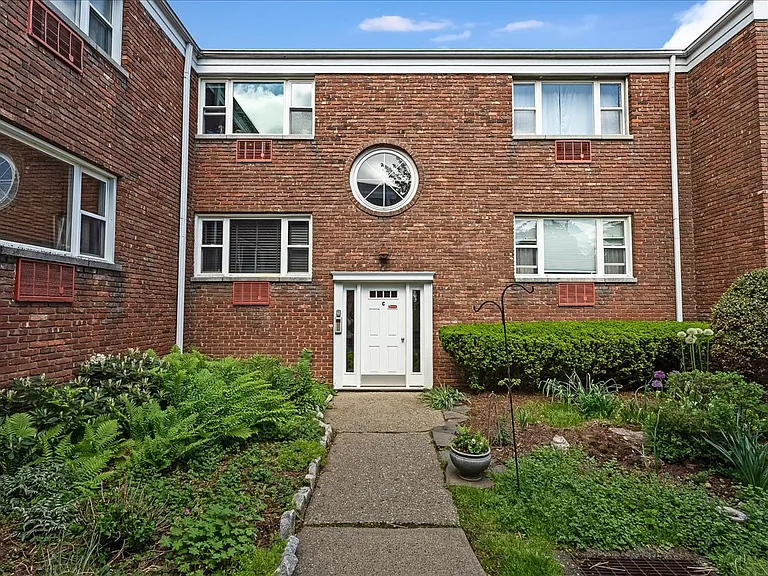 300 Claremont Ave #C2 — Photo 14