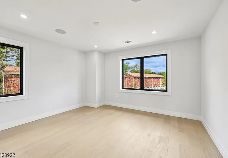 51 Albany Ave — Photo 30