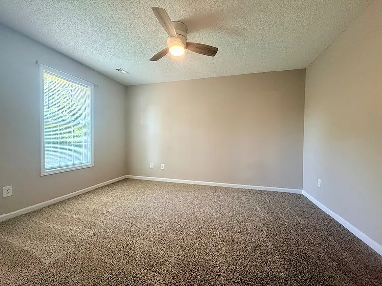 81 Essex Ct W — Photo 16