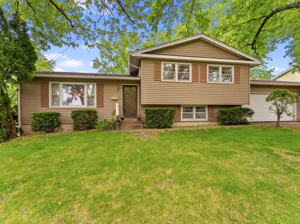 4711 Scott St, Davenport, IA 52806