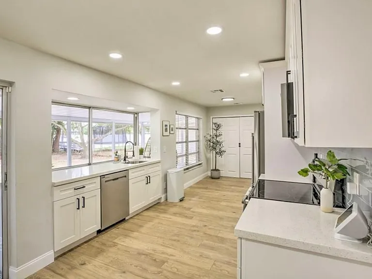 3721 SE 3rd Ave — Photo 5