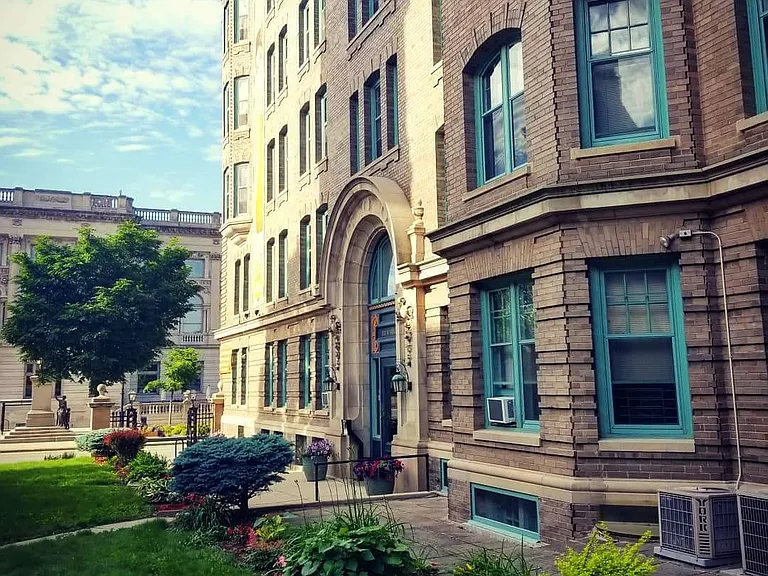 St. James Court Historic Apartments — Photo 6