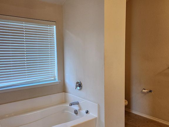 5th image of 520 Lake Point Dr