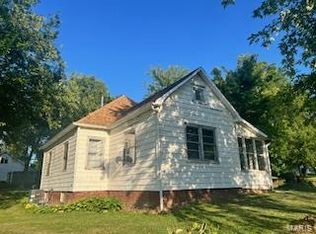 1147 S Main St, Hillsboro, IL 62049