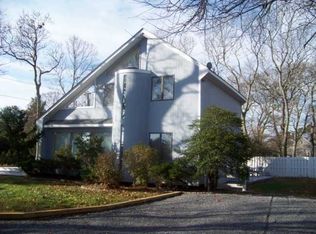 63 Shinnecock Rd, Hampton Bays, NY 11946