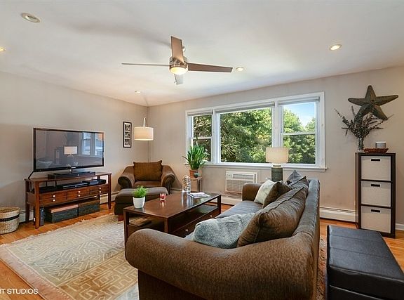 3rd image of 6105 N Wolcott Ave APT 303
