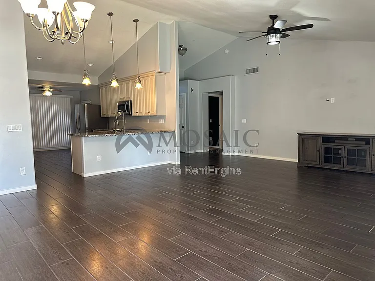 411 N Leoma Ln — Photo 4