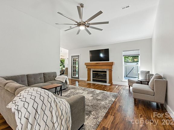 3rd image of 211 Southhaven Dr