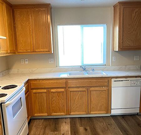 4th image of 129 Clifford Ave