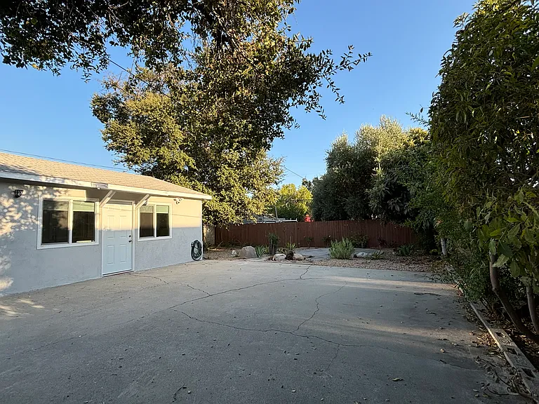 420 E Olive Ave — Photo 4
