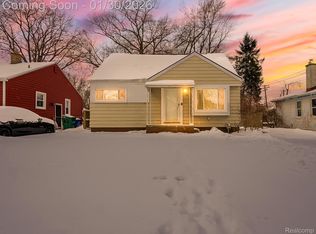 38 S Ascot St, Waterford, MI 48328