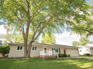 1513 Cantebury Cir, Grundy Center, IA 50638