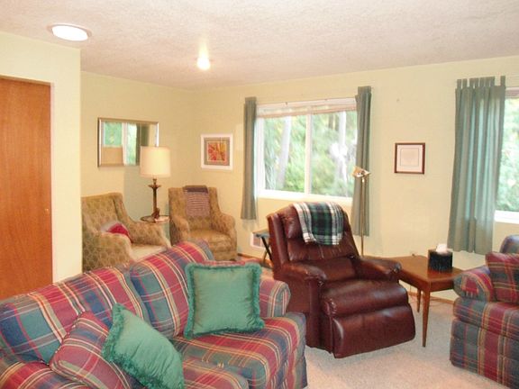3rd image of 435 E Pointes Dr E