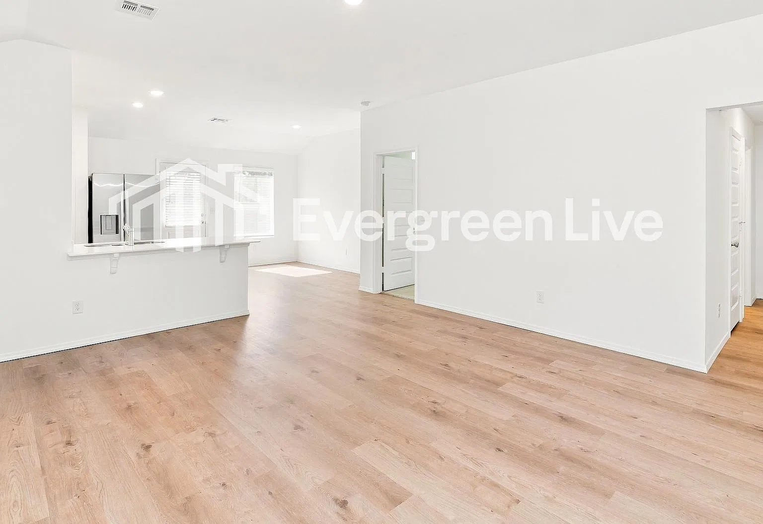 3 bed, 2.0 bath, 1301 sqft, $1,375 — Photo 3