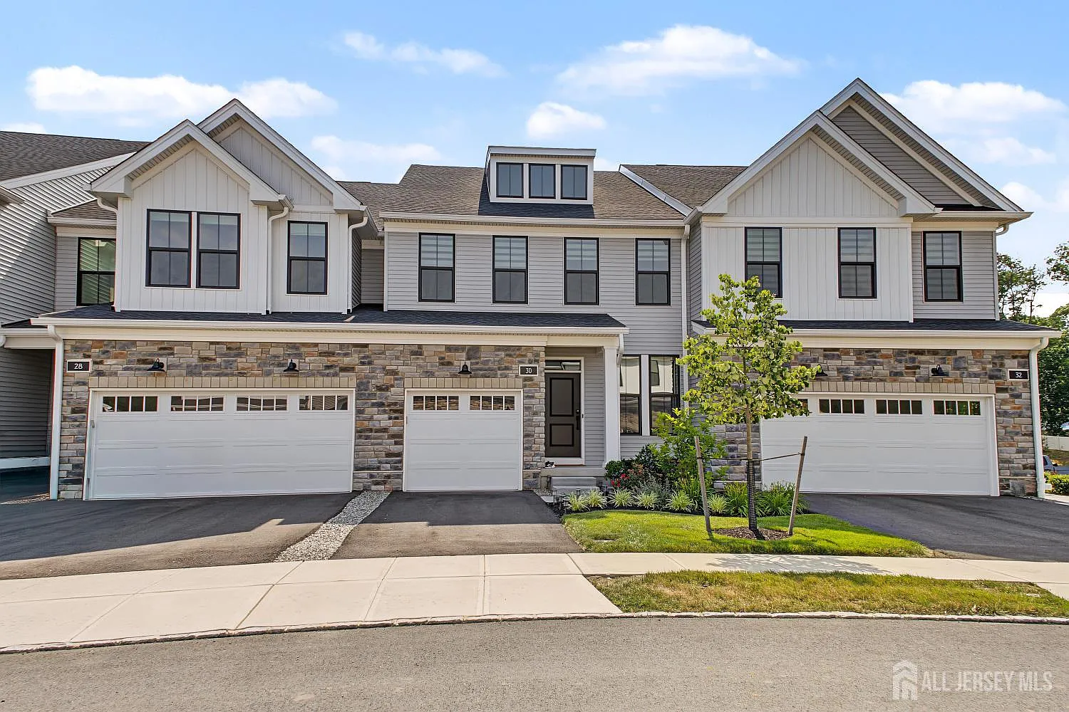 3 bed, 2.5 bath, 2300 sqft, $4,200 — Photo 1