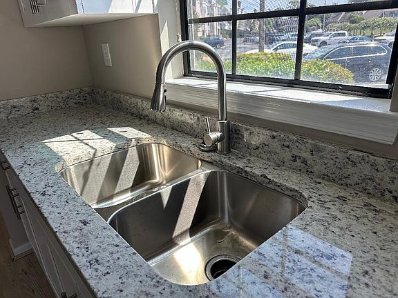5th image of 417 Harbour Pt APT 103