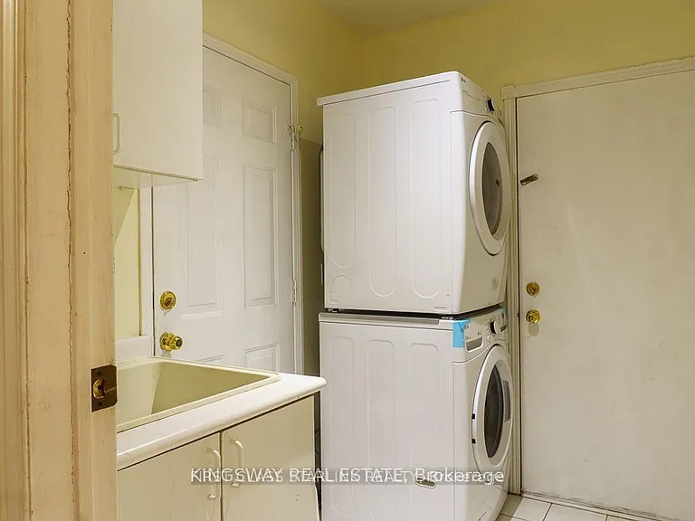 1048 Charminster Cres — Photo 23