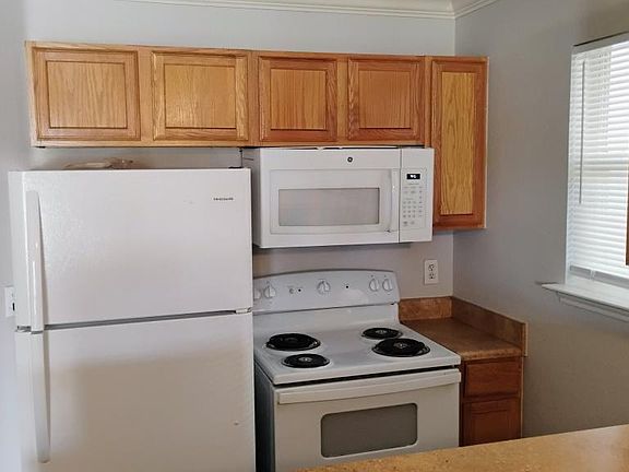 5th image of 1305 Village Garden Dr