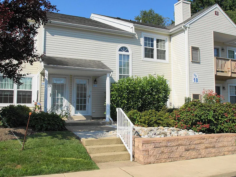 18010 Beacon Hill Dr — Photo 2