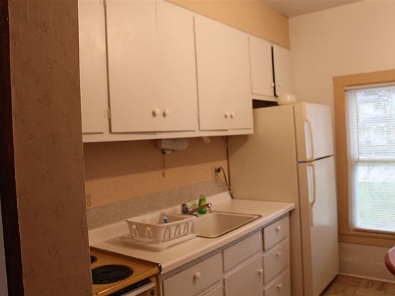 4th image of 806 N Main St