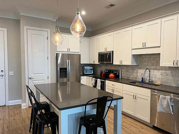 4th image of 1414 Broadview Ave