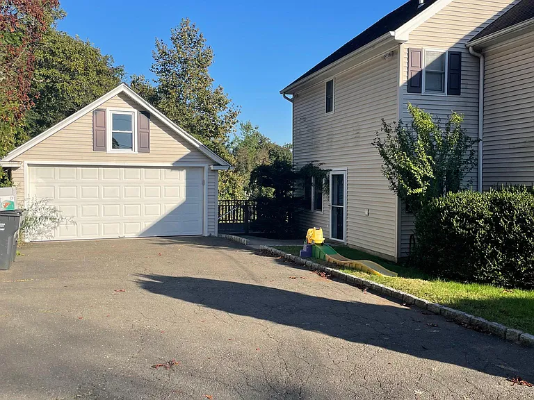 41 Le Grande Ave — Photo 2