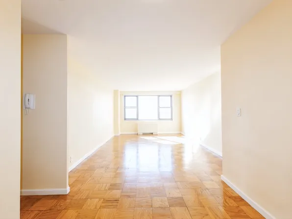 70-25 Yellowstone Boulevard image 34 of 35