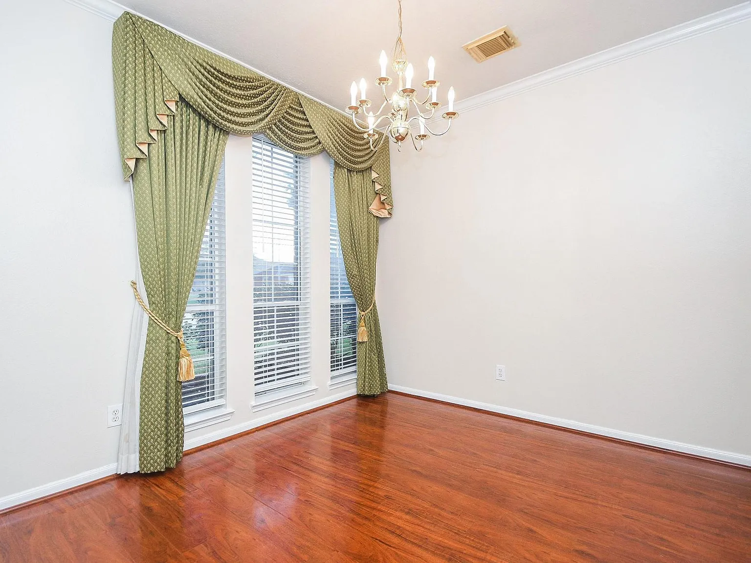 4 bed, 3.5 bath, 2606 sqft, $2,400 — Photo 3