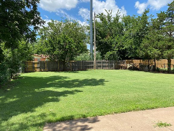 3rd image of 2213 Henderson Dr