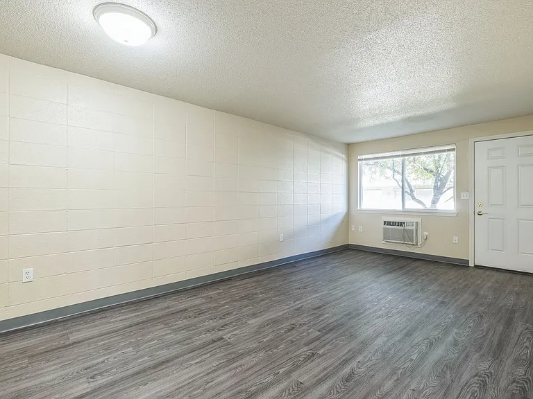 The Oaks Apartments — Photo 8