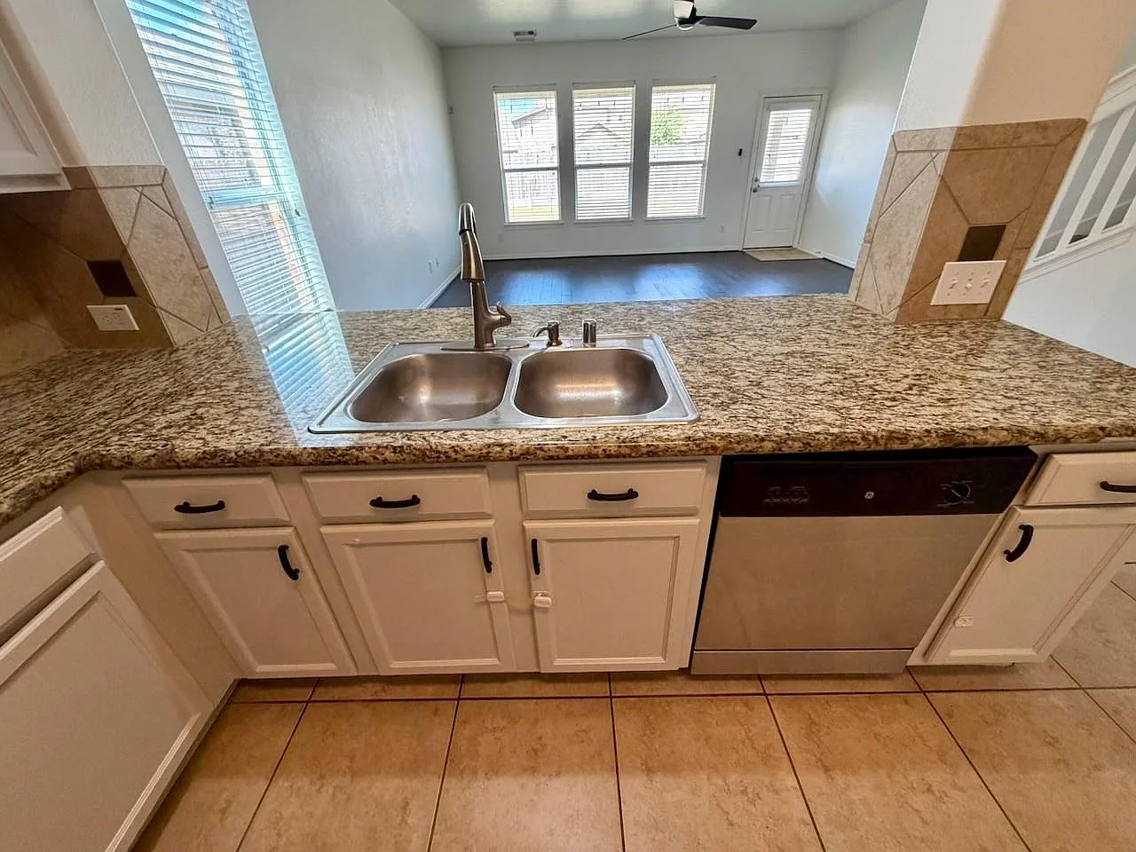3 bed, 2.5 bath, 2020 sqft, $2,300 — Photo 3