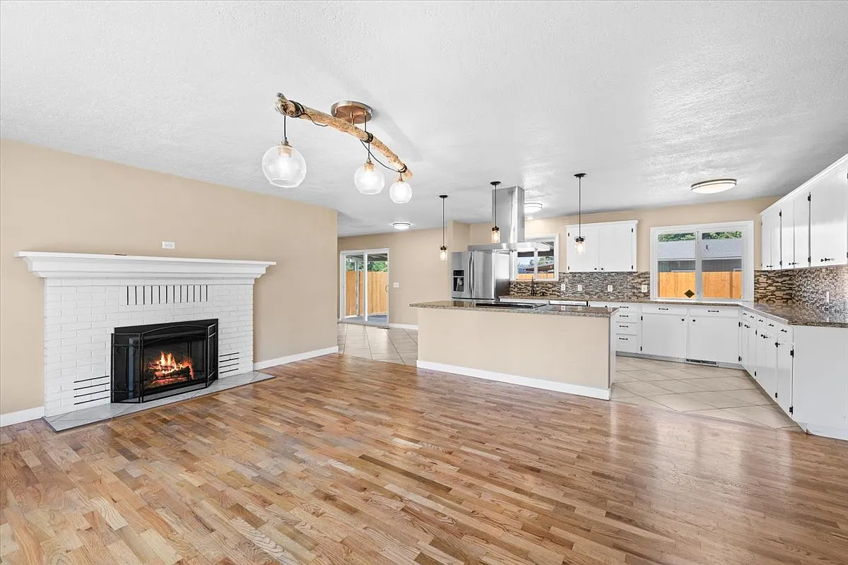 675, ID # 1461 Johnson Street - 1 — Photo 2