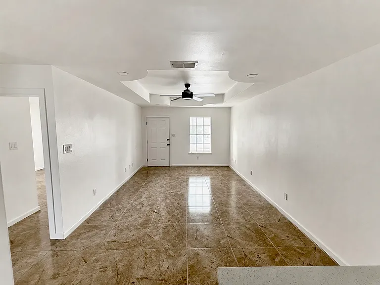 112 E Peter St — Photo 1
