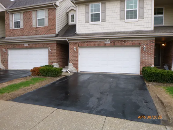 10S451 Carrington Cir, Burr Ridge, IL 60527