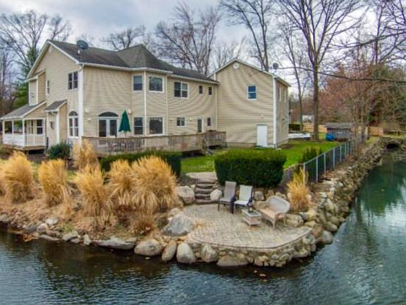 4th image of 27 Lakeview Dr