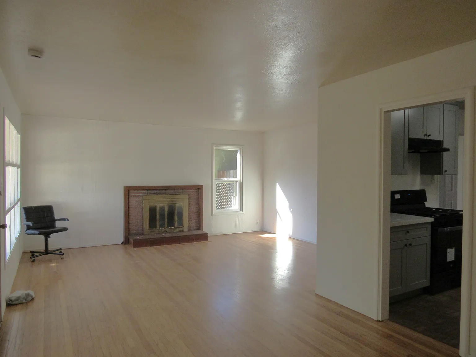 3 bed, 1100 sqft, $4,900 — Photo 3