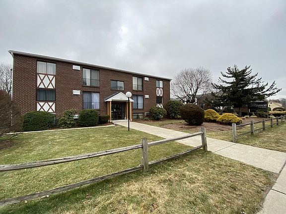 2nd image of 151 King St APT 203C