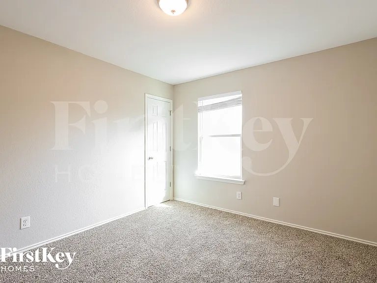 1811 Buescher Path — Photo 11