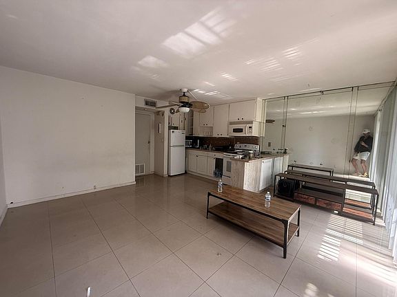 4th image of 901 N Birch Road #7D