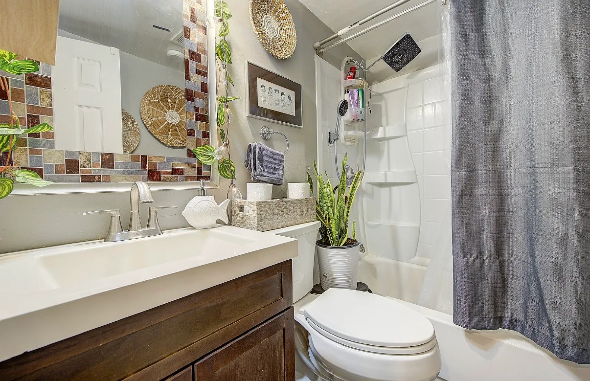 3 bed, 1000 sqft, $2,400 — Photo 1